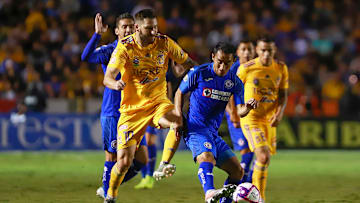 Gignac y Baca pelean un balón.