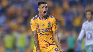 Raymundo Fulgencio celebra un gol con los Tigres UANL.