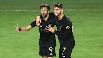 El jugador Diego Rossi celebra un gol.