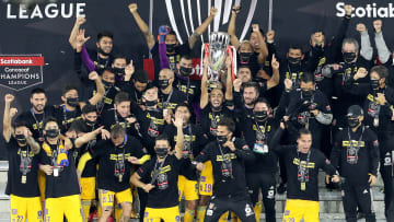 Jugadores de los Tigres UANL celebran el título de Concacaf.