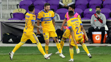Jugadores de Tigres UANL celebran un gol.