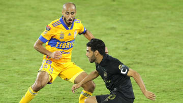 Guido Pizarro presionando a Carlos Vela.