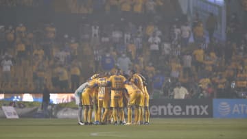 Equipo de Tigres UANL previo a un partido.