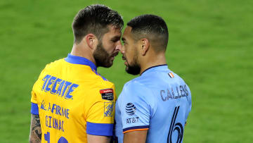 André-Pierre Gignac se encaró con Alexander Callens.