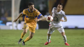André Pierre Gignac pelea el balón ante Rodrigo Salinas en un partido entre Tigres UANL y Pachuca.
