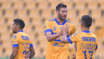 Jugadores de los Tigres UANL celebran un gol conseguido en un partido ante Santos Laguna.