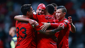 Jugadores del Toluca celebran un gol.