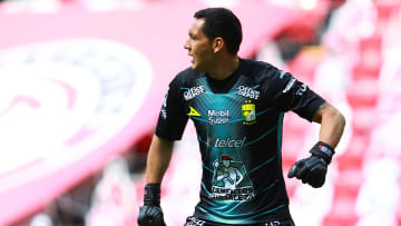 Rodolfo Cota es buscado por Chivas para volver al Rebaño