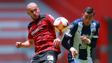 Rogelio Funes Mori y Jorge Torres Nilo en la disputa por un balón.