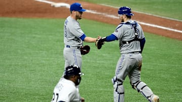 Ken Giles presenta molestias en el codo y será evaluado en los próximos días