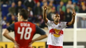Henry celebra un gol