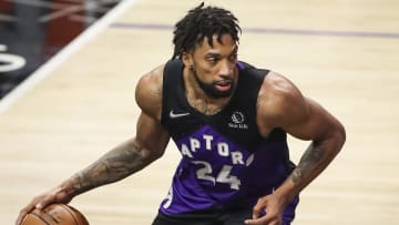 Khem Birch seguirá jugando con Toronto Raptors