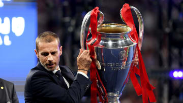 UEFA-Boss Aleksander Ceferin mit dem CL-Pokal