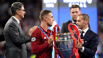 Aleksander Ceferin consegna la Champions League al Liverpool 