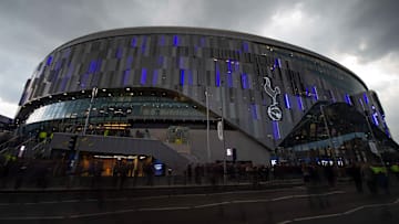 Dunkle Wolken über dem Tottenham Stadium.