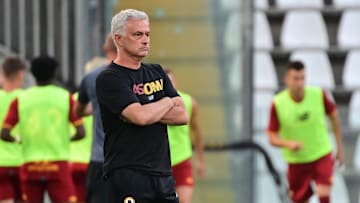 Mourinho osserva a bordocampo