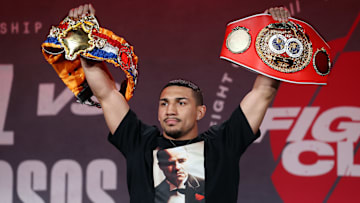 López posee los cinturones de peso ligero de la Asociación Mundial de Boxeo y la Organización Mundial de Boxeo