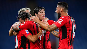 Il Milan festeggia la vittoria di Genova 