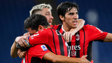 Sandro Tonali e l'abbraccio con i compagni 