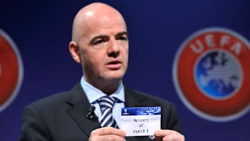 Infantino durante una fase dei sorteggi di Champions League 