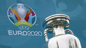 Il logo e il trofeo di Euro 2020