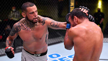 Daniel Rodríguez (izquierda) golpea a Gabe Green durante UFC Fight Night en Las Vegas el sábado por la noche