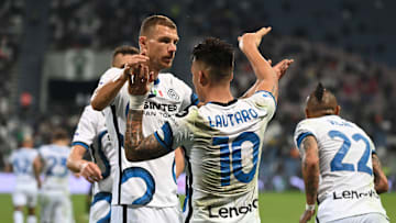 Edin Dzeko abbraccia Lautaro Martinez