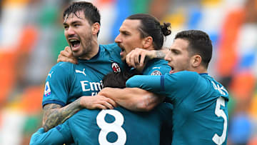 Ibrahimovic esulta con i compagni di squadra