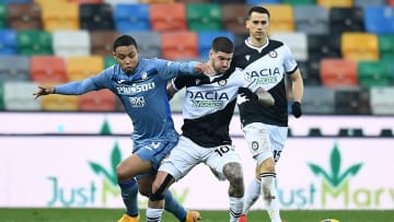 Luis Muriel, autore dell'1-1, a contrasto con De Paul, capitano dei bianconeri