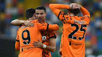 Cristiano Ronaldo est félicité par ses coéquipiers après le but de la victoire.