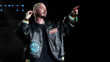 J Balvin rindió homenaje en el escenario a Saúl "Canelo" Álvarez