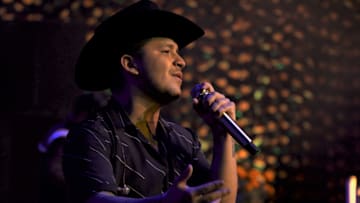 Christian Nodal se pinta el cabello y causa sensación