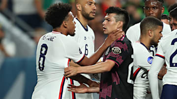 El estadounidense Weston McKennie y el mexicano Hirving Lozano discuten en el terreno de juego.