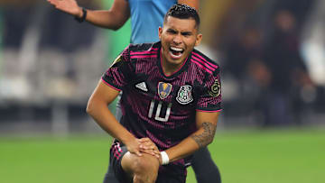Orbelín Pineda se lamenta en una acción.