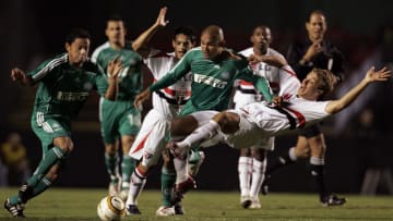 Equipes irão duelar nas quartas de final | Uruguayan Diego Lugano (R), of Sao Paulo