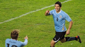 Uruguayan forward Luis Suarez (R) celebr