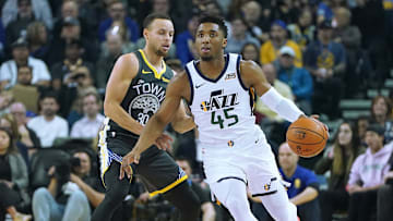 Curry y Mithchell se enfrentan por primera vez en la temporada