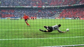 Italy beat Netherlands on penalties to reach the Euro 2000 final