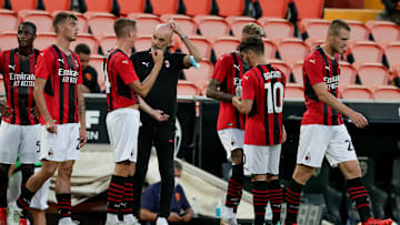 Pioli a colloquio con i suoi in amichevole 
