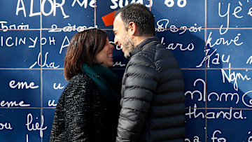 Pareja celebrando el día de San Valentín en París 