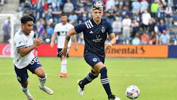 Alan Pulido controla un balón con el Sporting Kansas City.