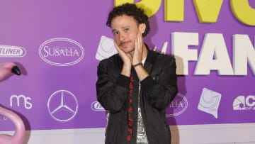 Luisito Comunica fue multado en el aeropuerto por el uso de su celular