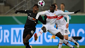 Breel Embolo (l.) und Silas Wamangituka kämpfen um den Ball.