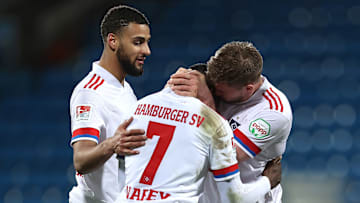Josha Vagnoman und Simon Terodde beglückwünschen Khaled Narey zu seinem 2:0 in Bochum