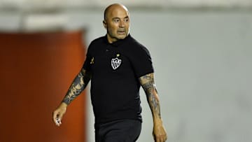 Sampaoli não vai contar com Junior Alonso, Alan Franco e Savarino contra o Fluminense. Ao todo, trio vai ficar fora de três partidas da equipe.