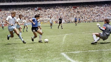 Maradona a punto de convertir el gol