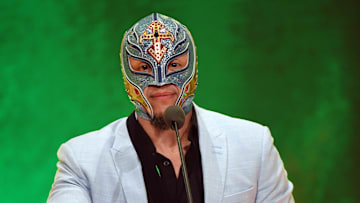 Rey Mysterio se retira del Wrestling y marca el fin de una era. Algunas versiones indican que no hubo acuerdo para la renovación de contrato