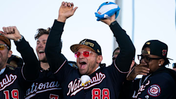 Gerardo Parra celebra con sus compañeros durante el recorrido de campeones de Nacionales en 2019