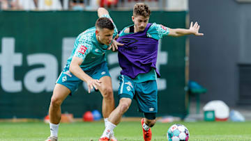 Bisher außen vor: Werders Leihrückkehrer Romano Schmid (20, r.) 