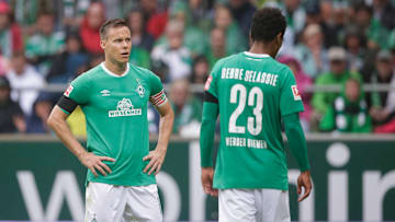 Niklas Moisander und Theodor Gebre Selassie stehen vor dem Abschied